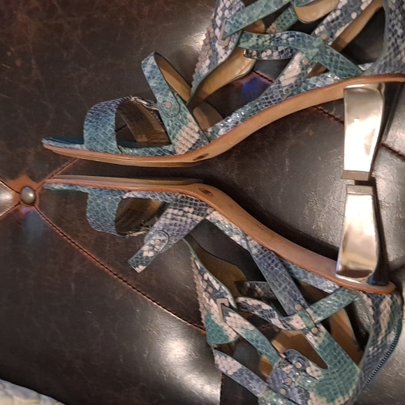 Womens BCBGMAXAZRIA Gladiator Style Sandals Size 8.5 - Picture 3 of 4